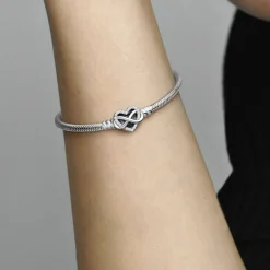 Pandora Bracelet Moments - Maille Serpent Fermoir Cœur de l’Infini Scintillant | Femme Bracelet